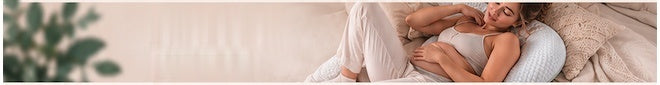 Future maman allongée avec son coussin de grossesse